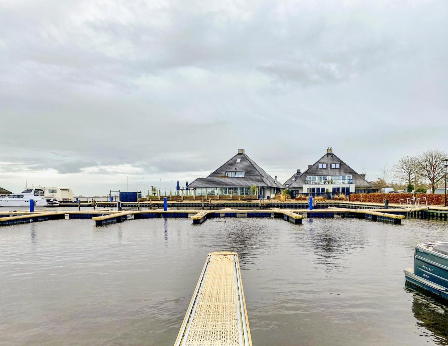Houseboat Blue Sneekermeer Apartment
