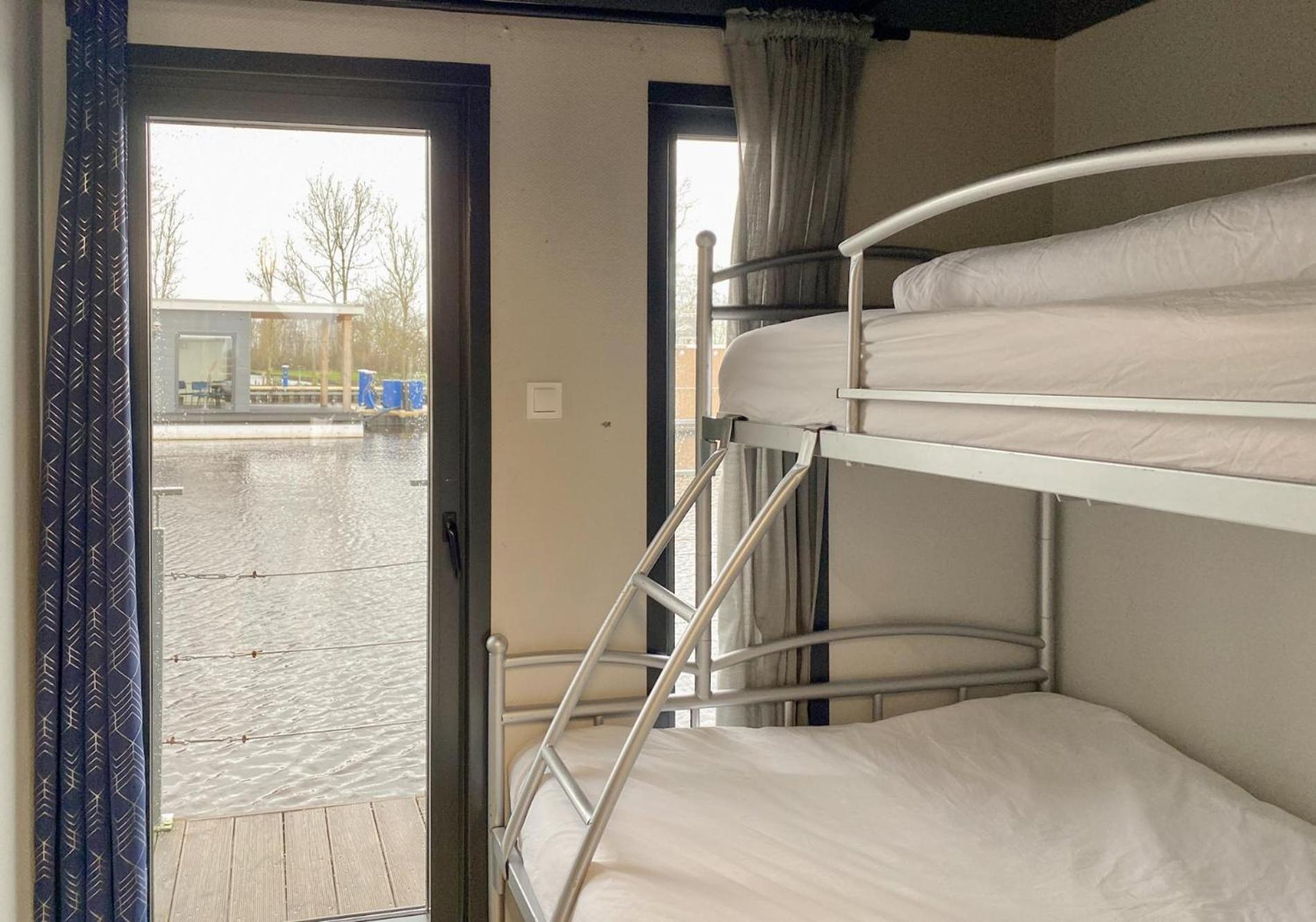 Houseboat Blue Sneekermeer Apartment Offingawier